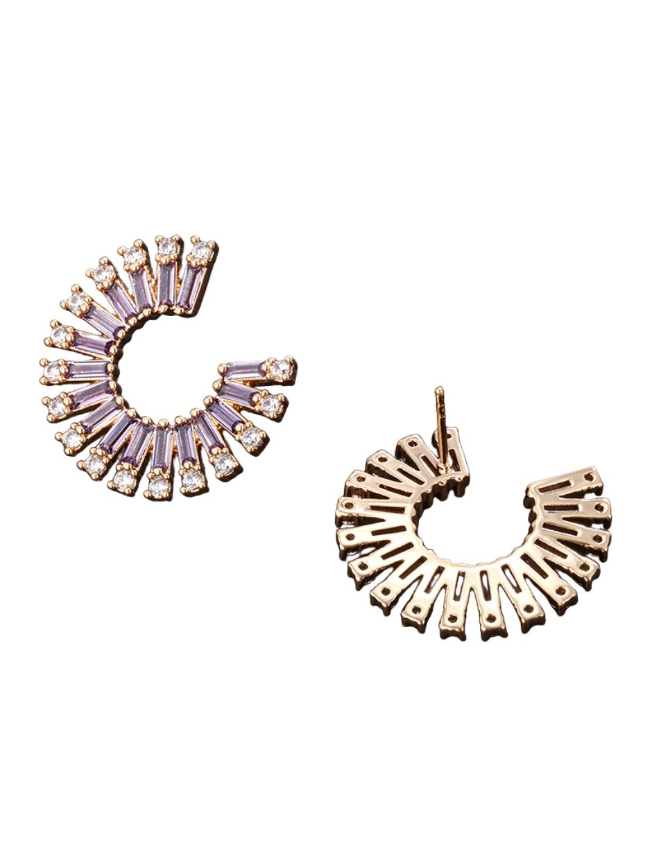 Aretes de oro laminado con piedras transparentes