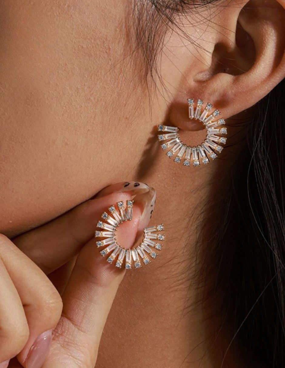 Aretes de oro laminado con piedras transparentes