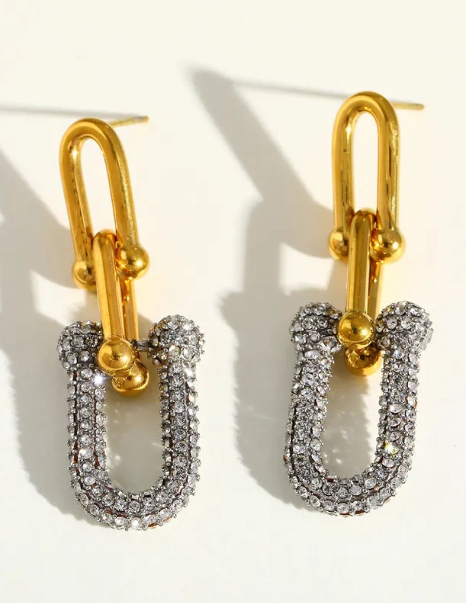Aretes de oro laminado en forma de U con brillos