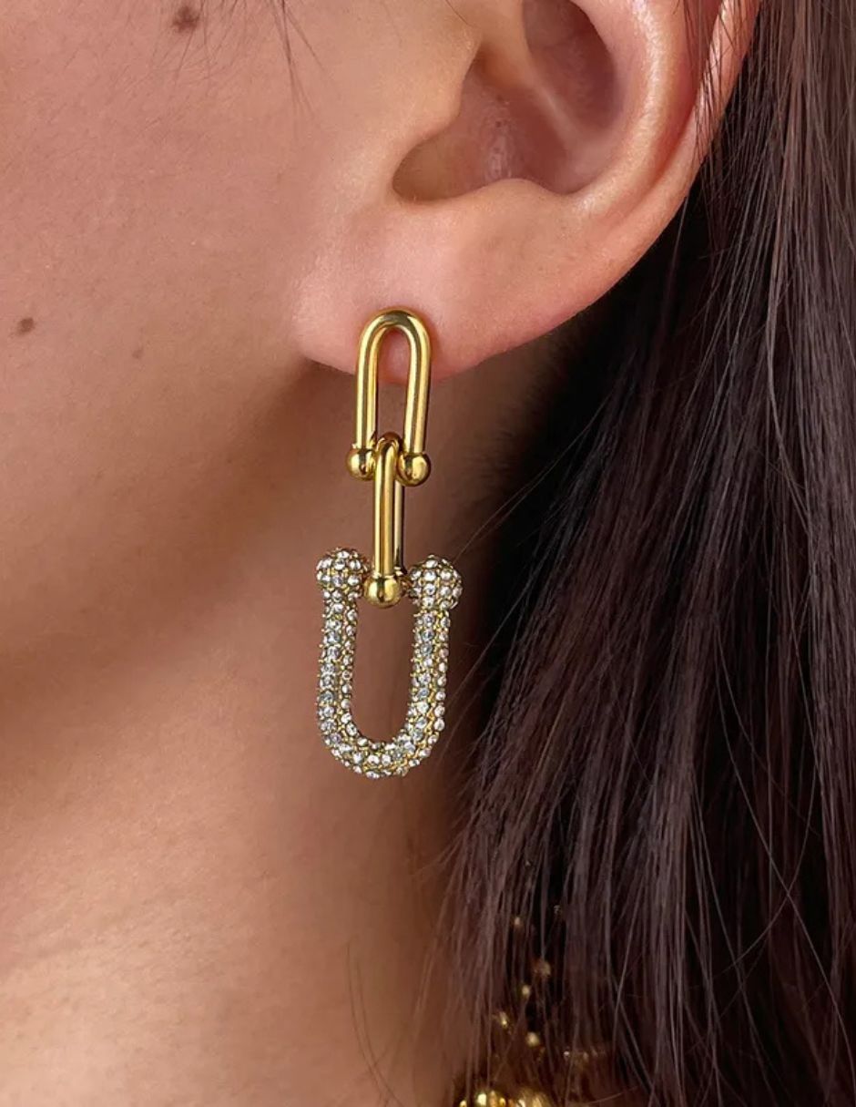 Aretes de oro laminado en forma de U con brillos