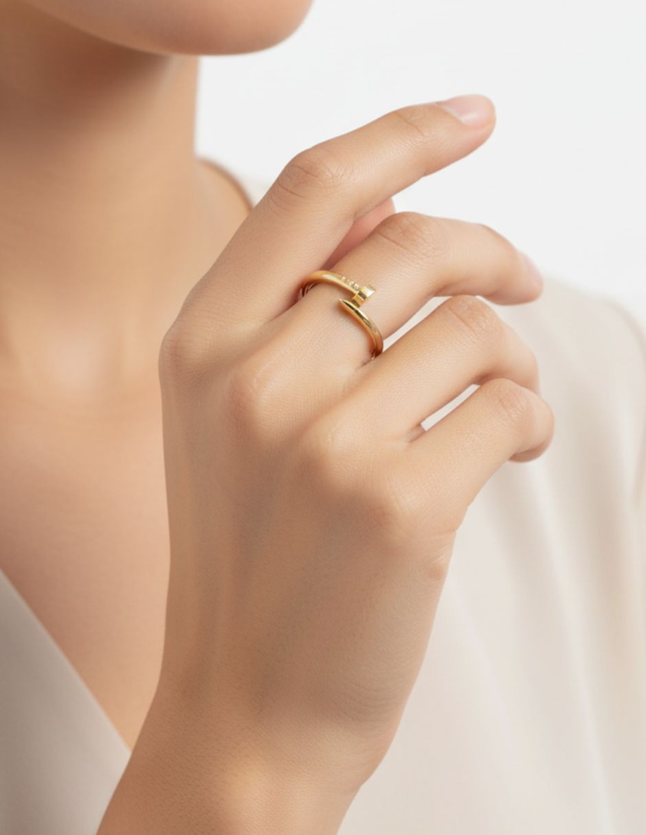 Anillo en forma de clavo de oro laminado