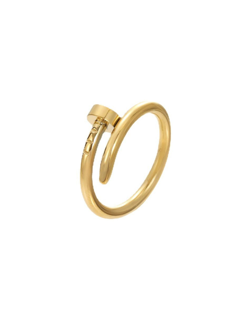 Anillo en forma de clavo de oro laminado