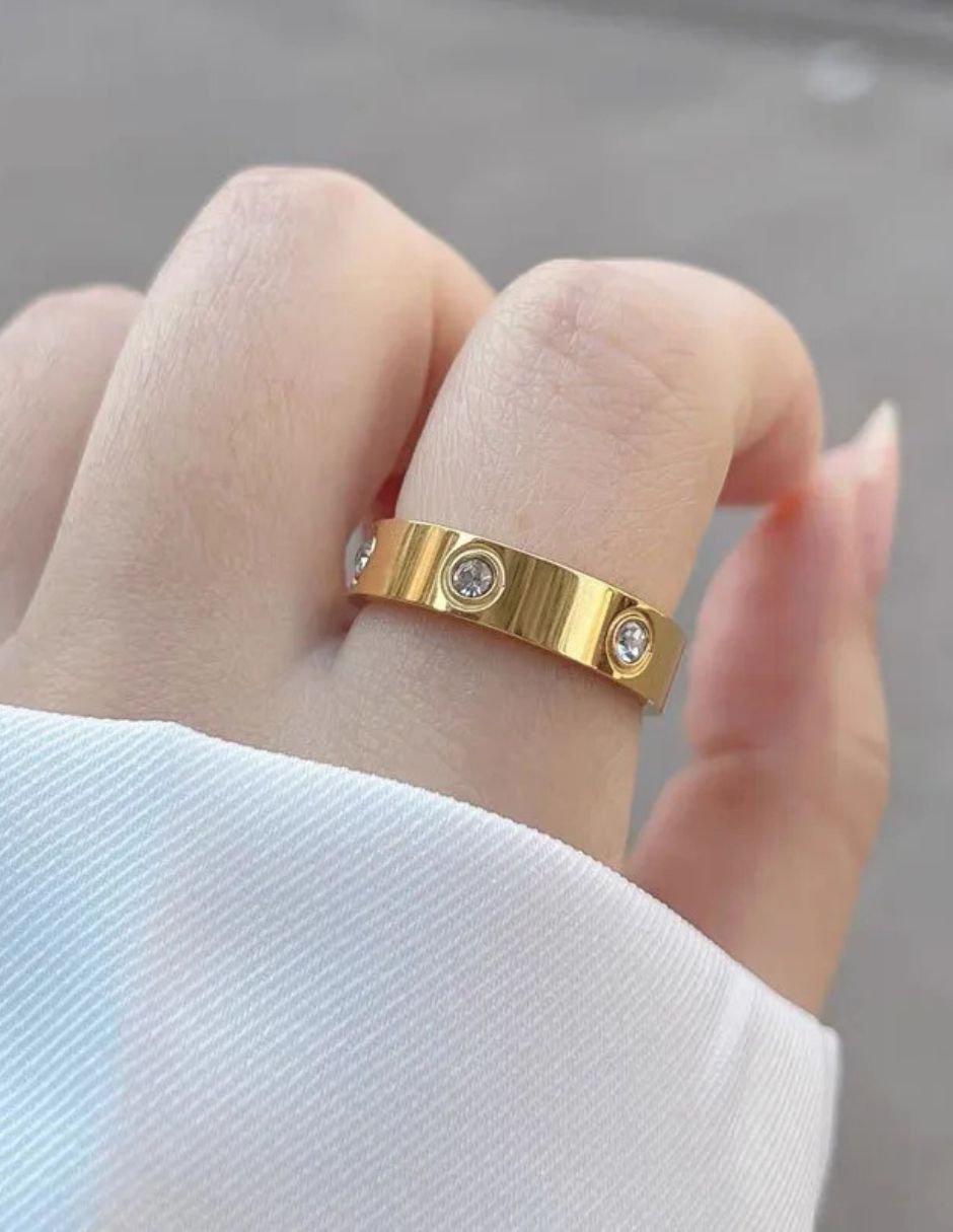 Anillo de oro laminado dorado con zirconia