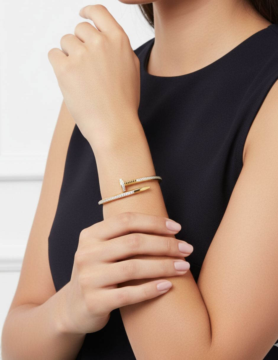Brazalete en forma de clavo con zirconia de oro laminado