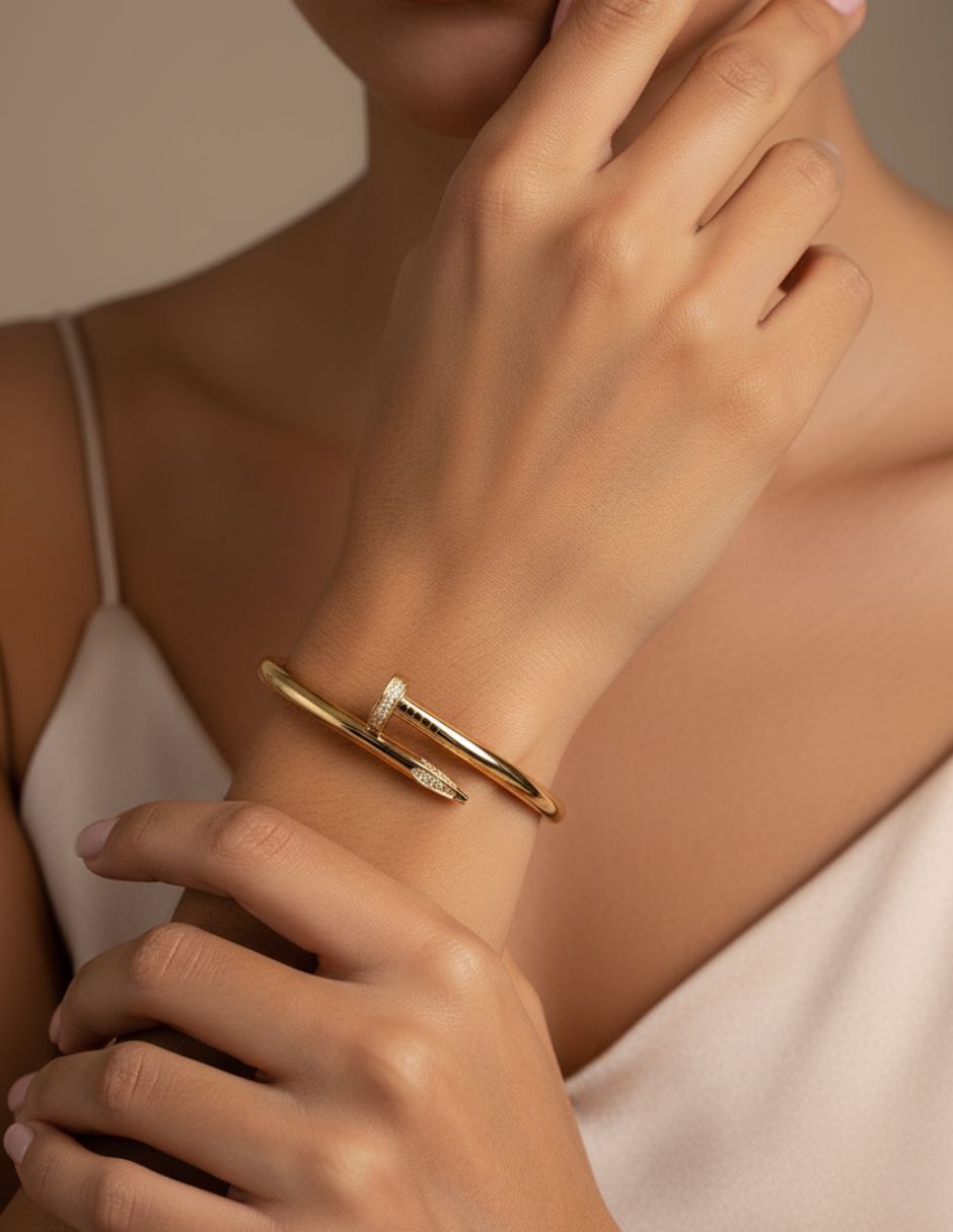 Brazalete en forma de clavo con brillos de oro laminado