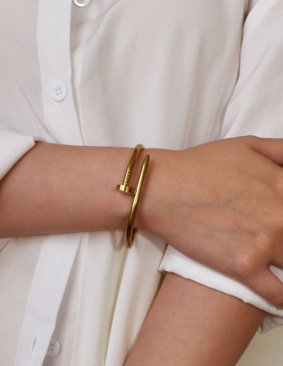 Brazalete en forma de clavo dorado de oro laminado