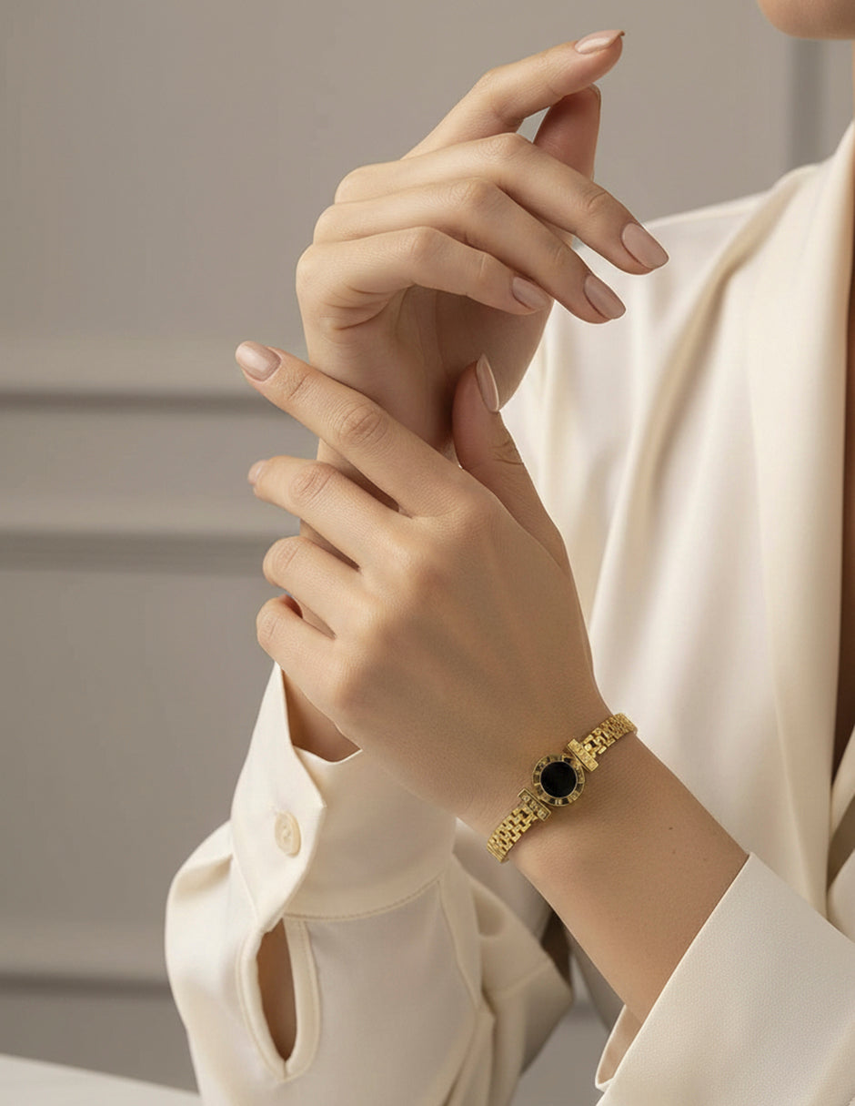 Brazalete Unisex de Oro Laminado con Detalle Negro