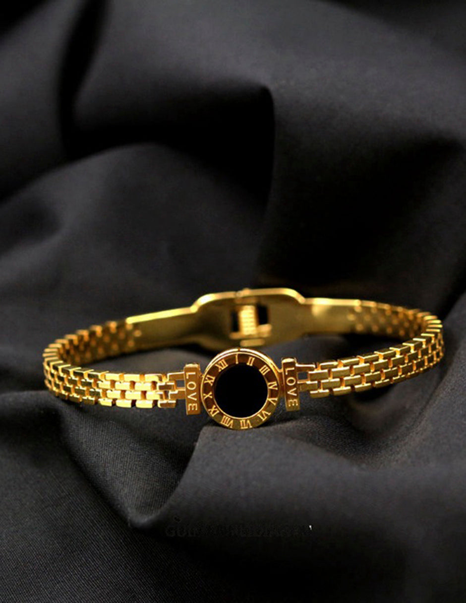 Brazalete Unisex de Oro Laminado con Detalle Negro