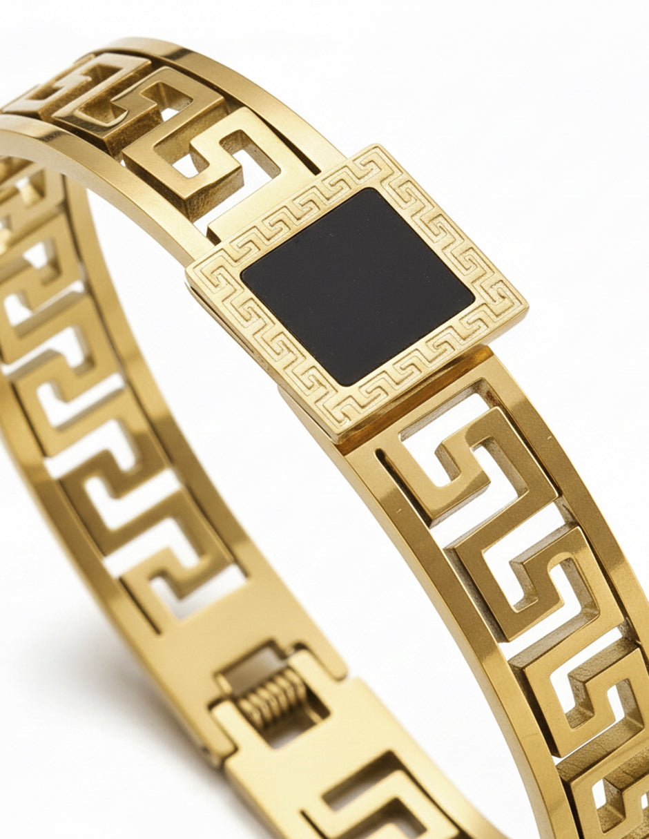 Brazalete rígido de oro laminado con diseño de grecas