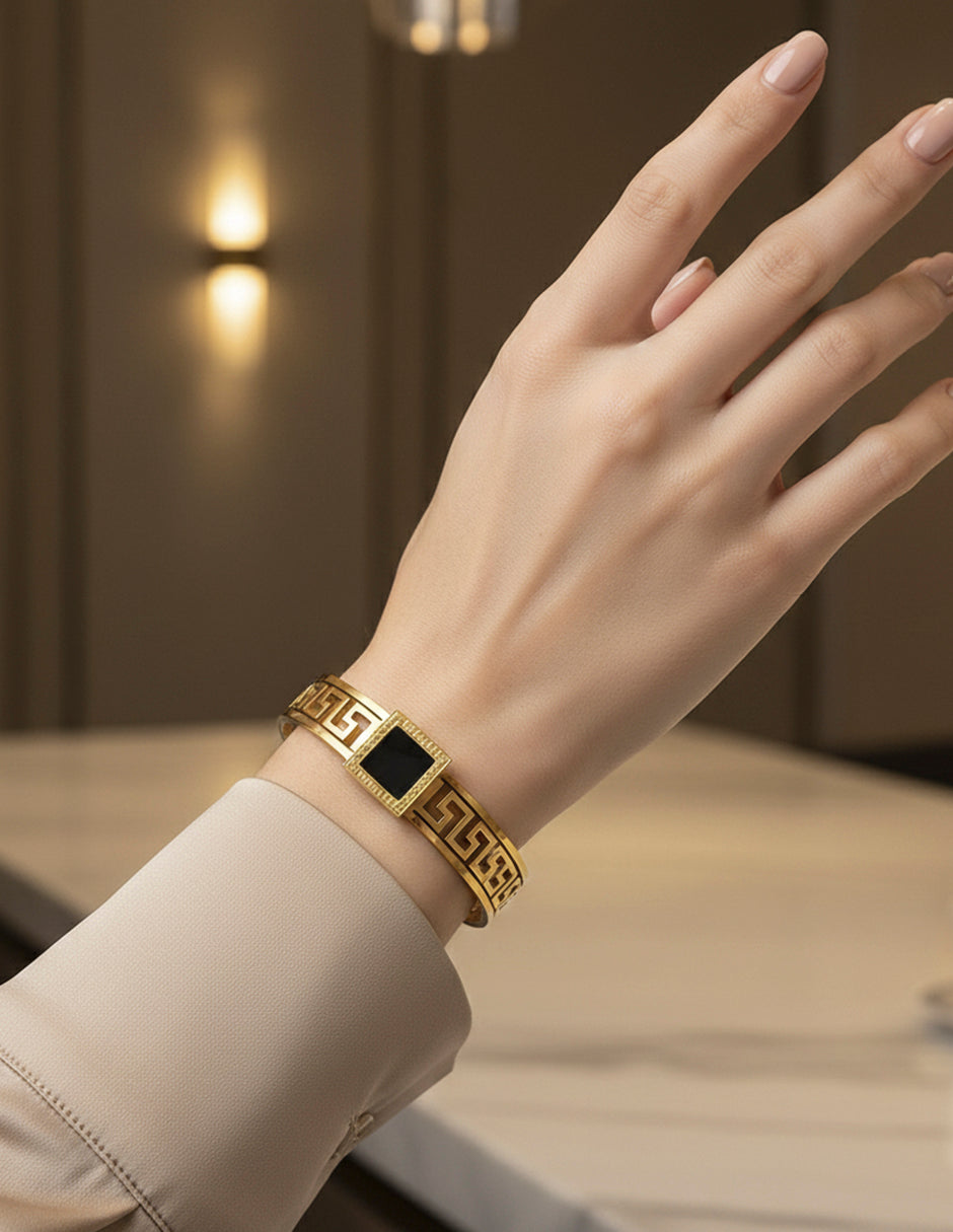 Brazalete rígido de oro laminado con diseño de grecas