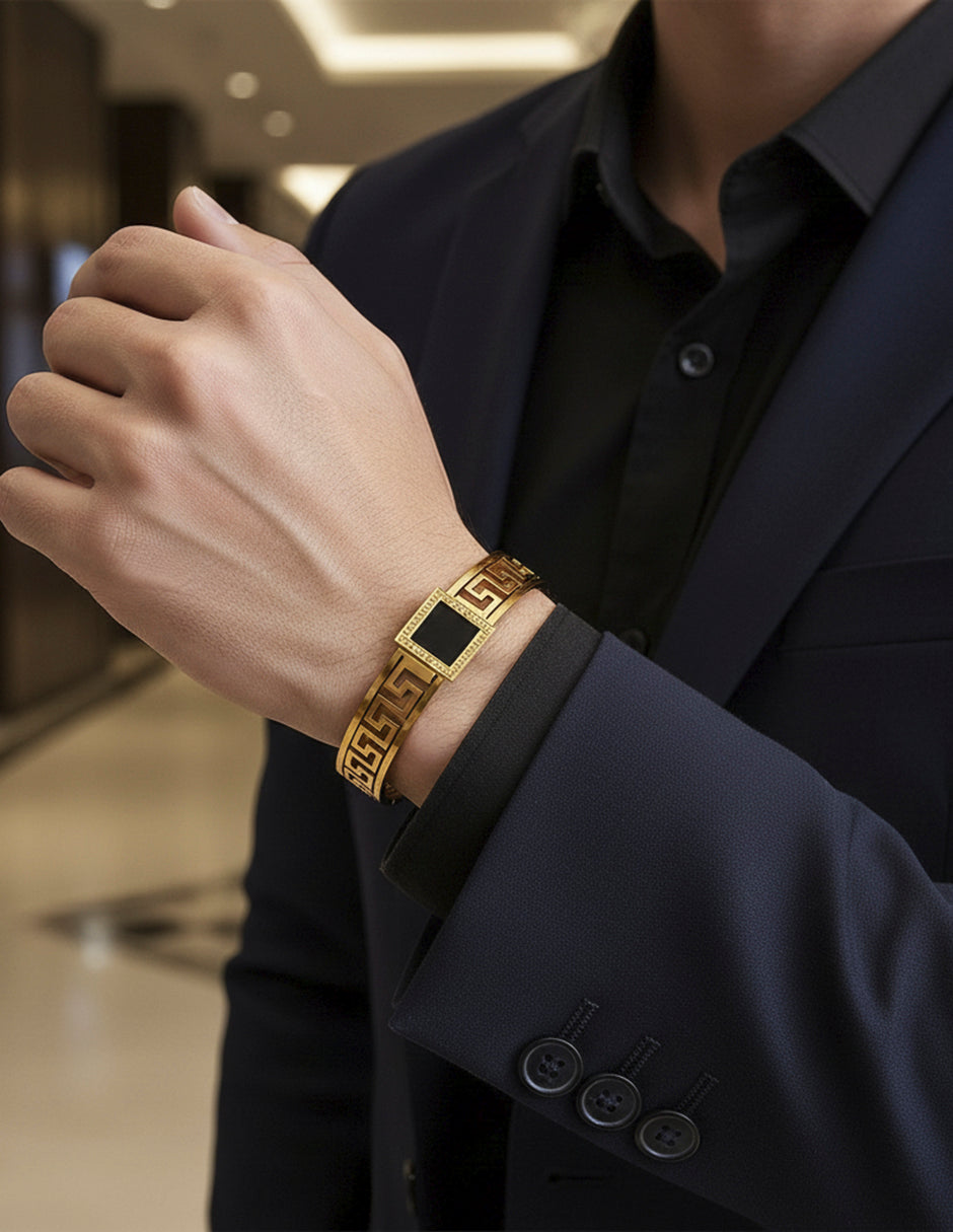 Brazalete rígido de oro laminado con diseño de grecas