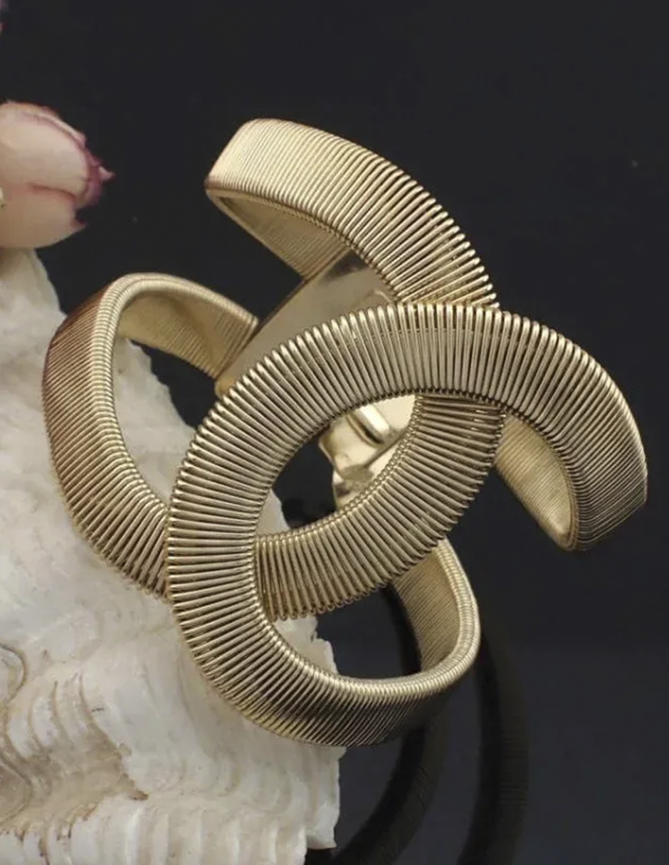 Brazalete rígido de oro laminado con diseño de espiral
