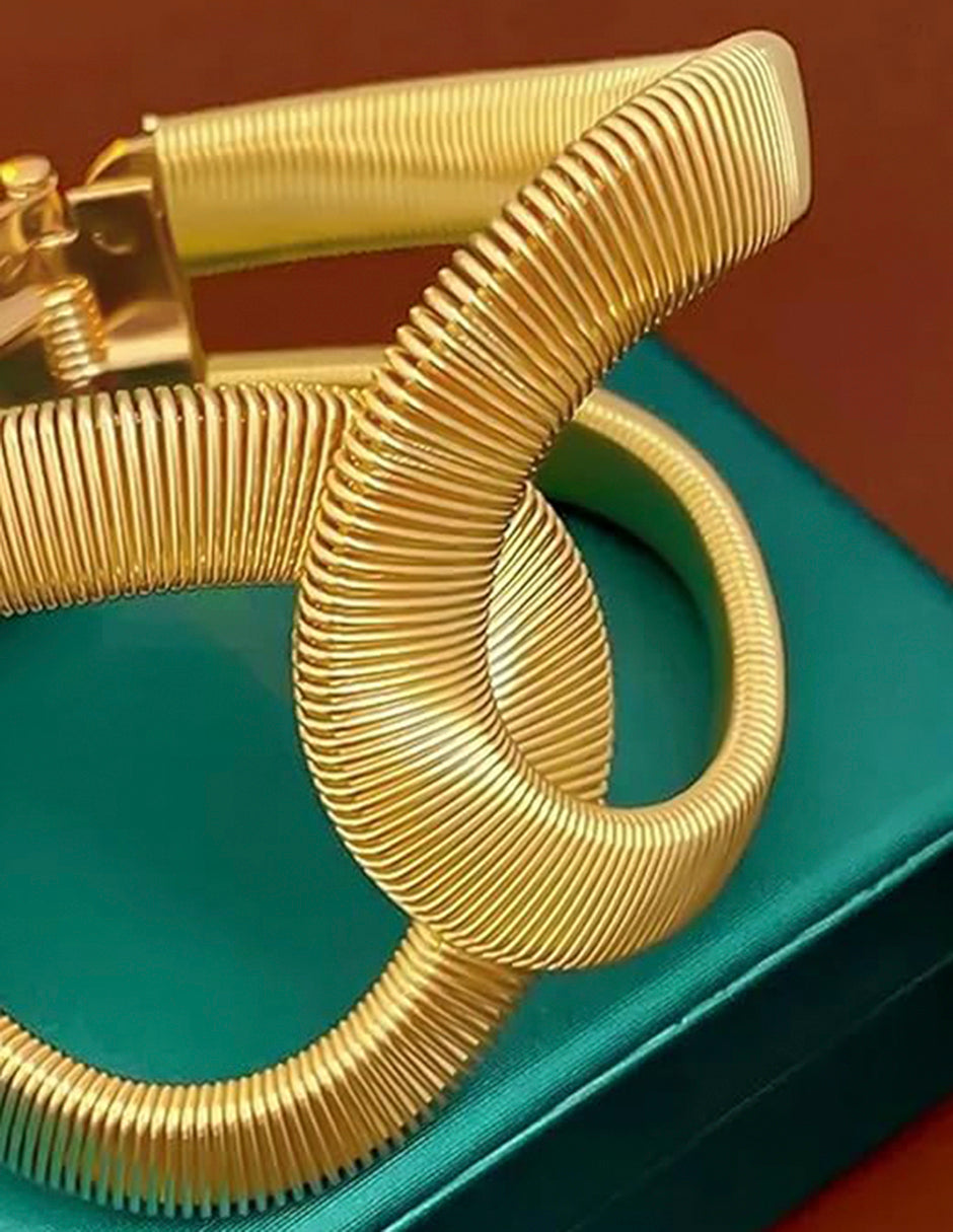 Brazalete rígido de oro laminado con diseño de espiral