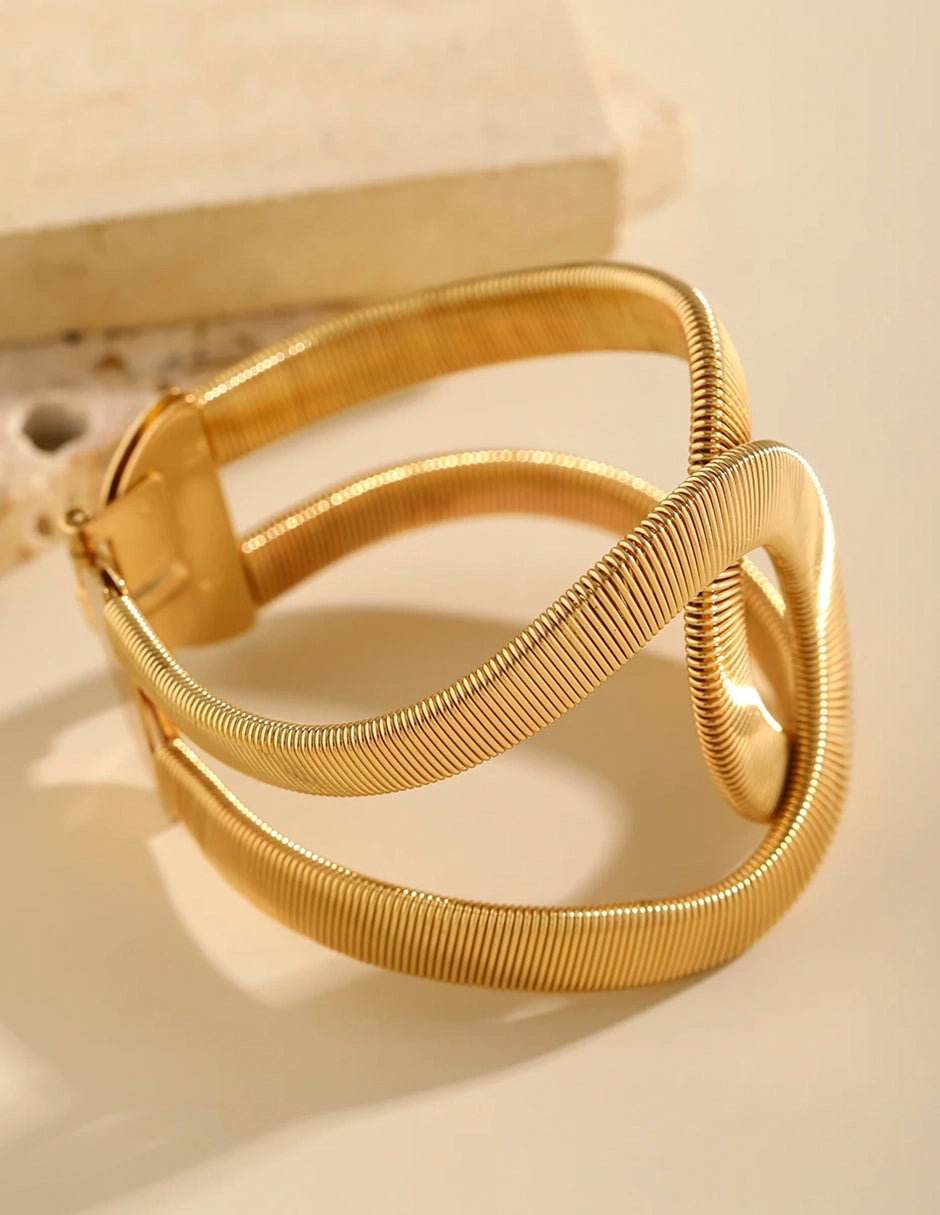 Brazalete rígido de oro laminado con diseño de espiral