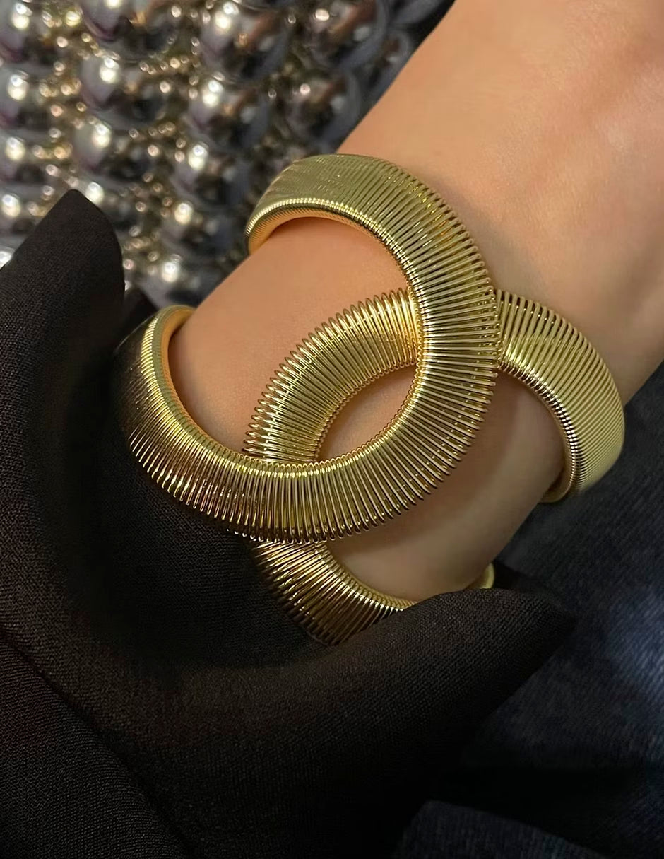 Brazalete rígido de oro laminado con diseño de espiral