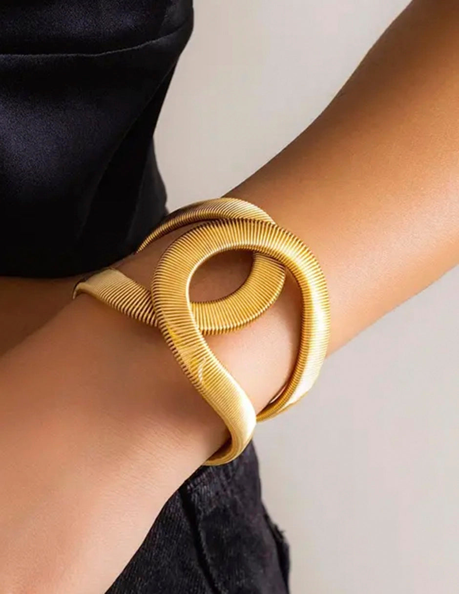 Brazalete rígido de oro laminado con diseño de espiral
