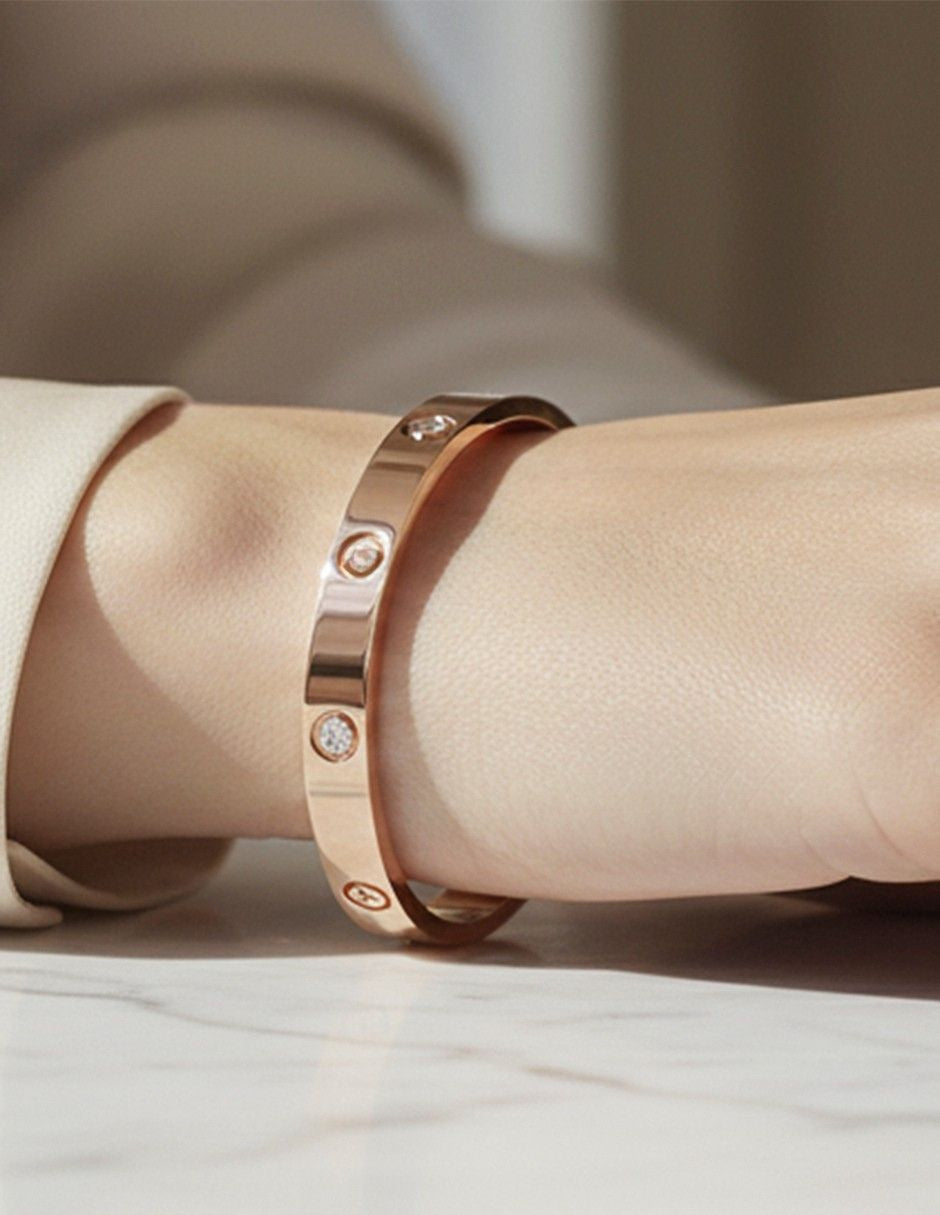 Brazalete rosado con piedras