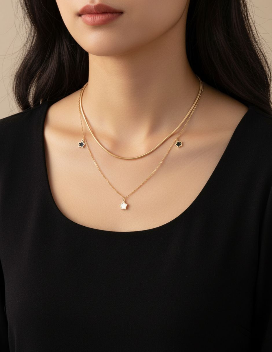 Collar de oro laminado con estrellas negras con blanco