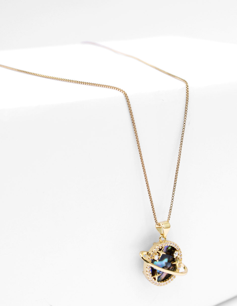 Collar con dije de saturno de oro laminado