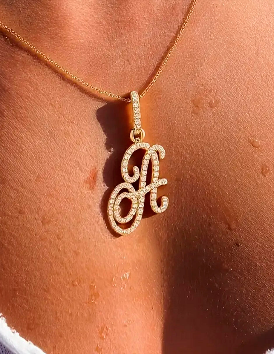 Collar con dije de la A a la Z en cursiva de Oro laminado