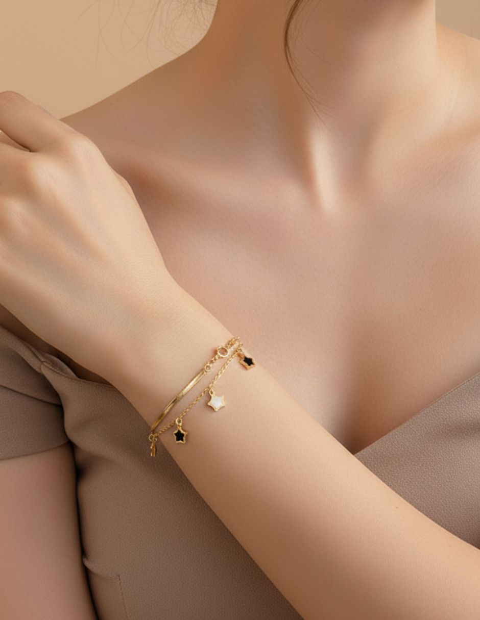 Pulsera de oro laminado con estrellas negras con blanco